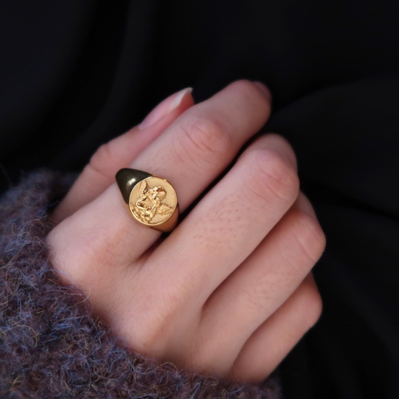 Baby angel signet ring, kewpie signet ring, gold signet ring, gold stacking ring - Picture 5 of 7